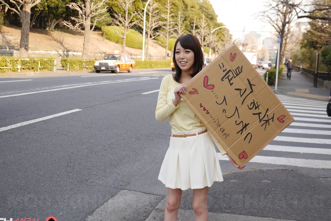 20P, la chérie asiatique Shiori Yamate révèle ses seins chauds et suce une bite dans une voiture