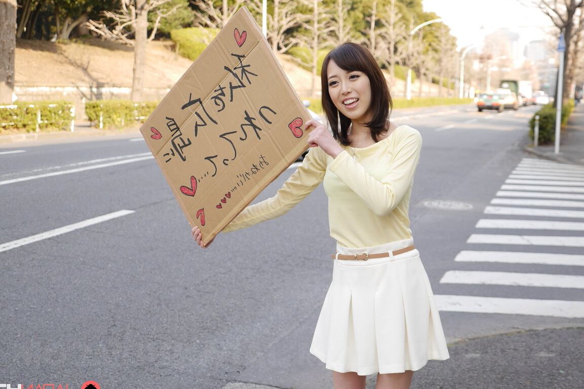 20P, la chérie asiatique Shiori Yamate révèle ses seins chauds et suce une bite dans une voiture