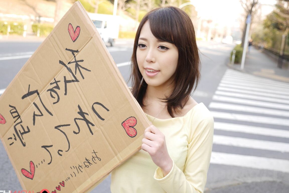 20P, la chérie asiatique Shiori Yamate révèle ses seins chauds et suce une bite dans une voiture