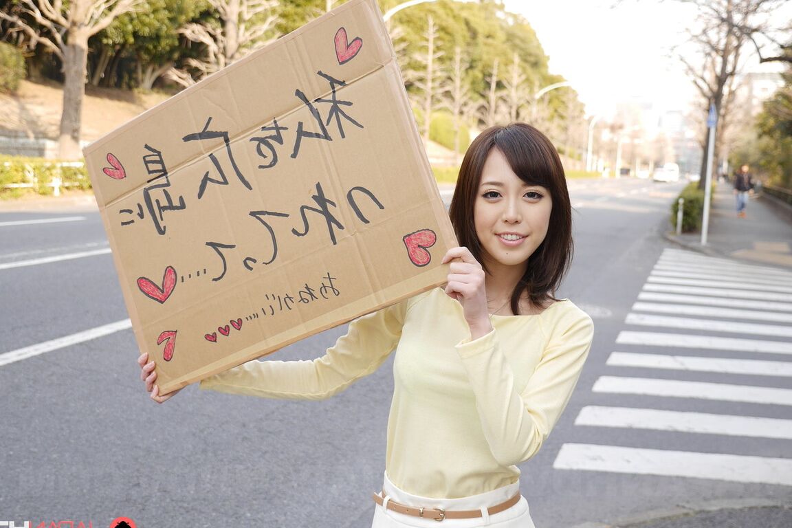 20P, la chérie asiatique Shiori Yamate révèle ses seins chauds et suce une bite dans une voiture