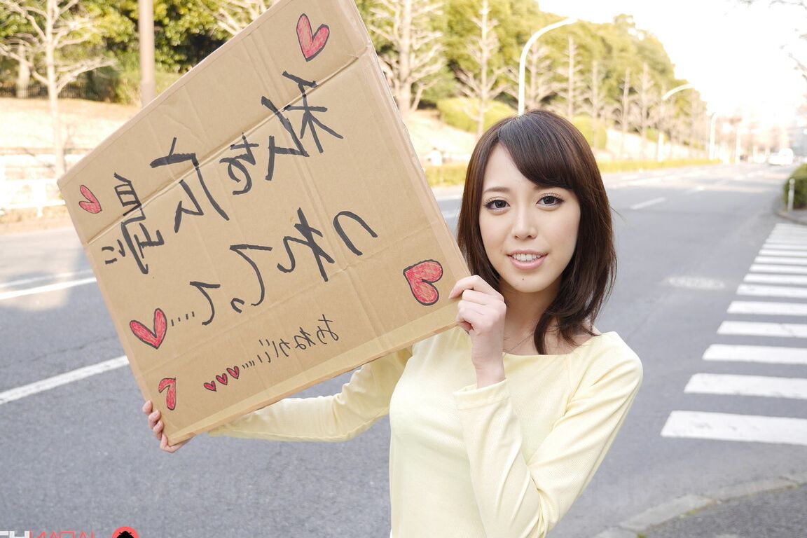 20P, la chérie asiatique Shiori Yamate révèle ses seins chauds et suce une bite dans une voiture
