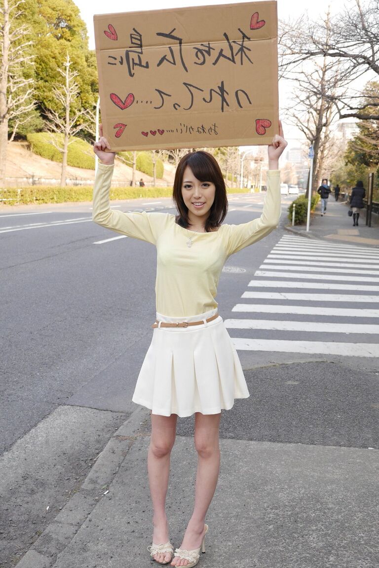 20P, la chérie asiatique Shiori Yamate révèle ses seins chauds et suce une bite dans une voiture