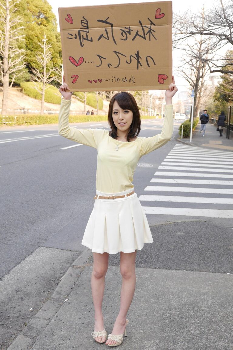 20P, la chérie asiatique Shiori Yamate révèle ses seins chauds et suce une bite dans une voiture