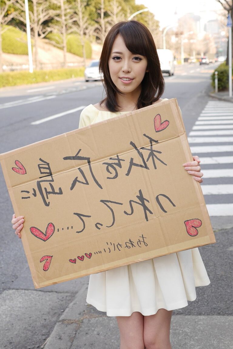 20P, la chérie asiatique Shiori Yamate révèle ses seins chauds et suce une bite dans une voiture