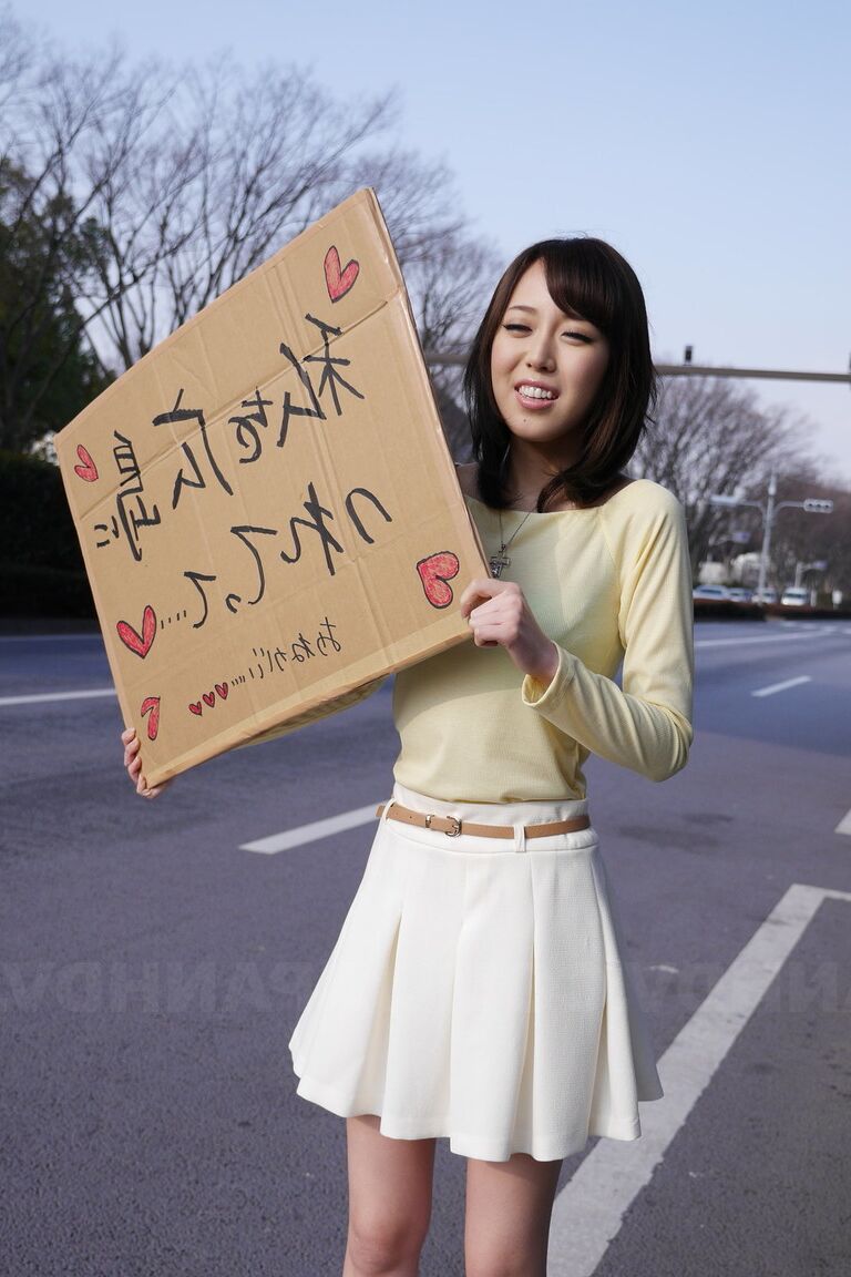 20P, la chérie asiatique Shiori Yamate révèle ses seins chauds et suce une bite dans une voiture