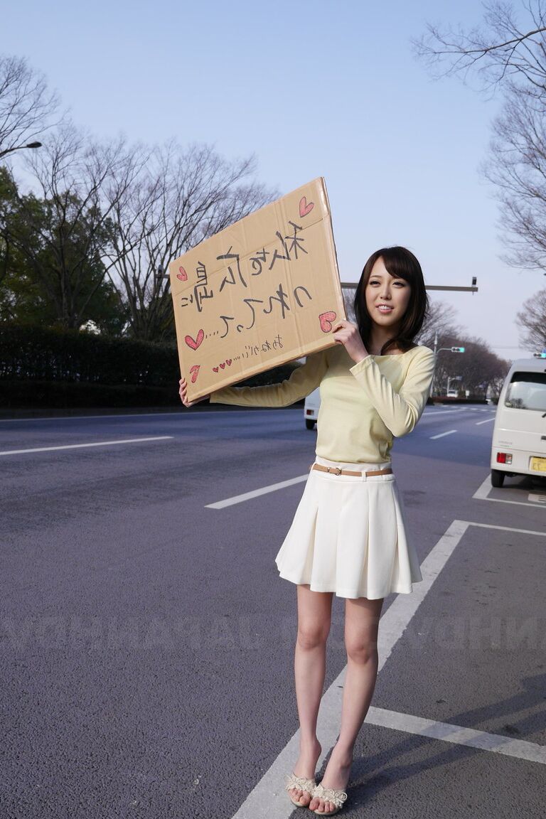 20P, la chérie asiatique Shiori Yamate révèle ses seins chauds et suce une bite dans une voiture