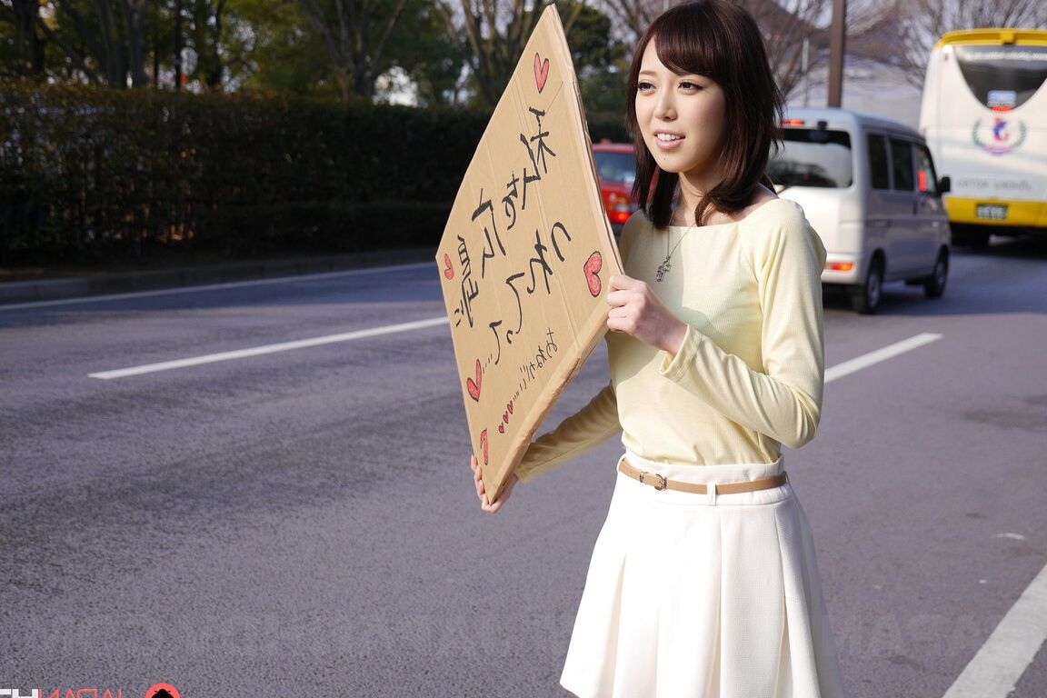 20P, la chérie asiatique Shiori Yamate révèle ses seins chauds et suce une bite dans une voiture