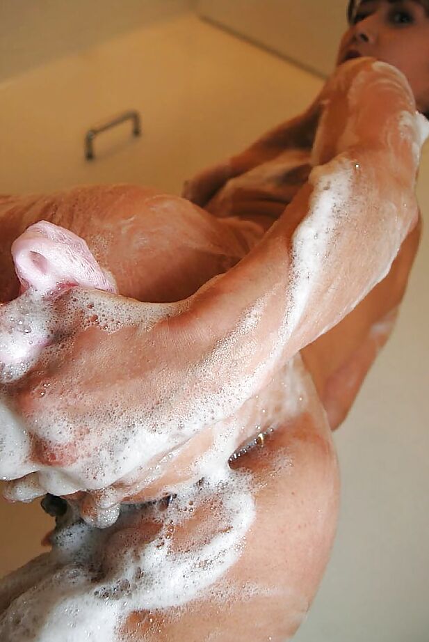 16P La tímida asiática MILF Maiko Hirota expone sus bienes mientras se ducha
