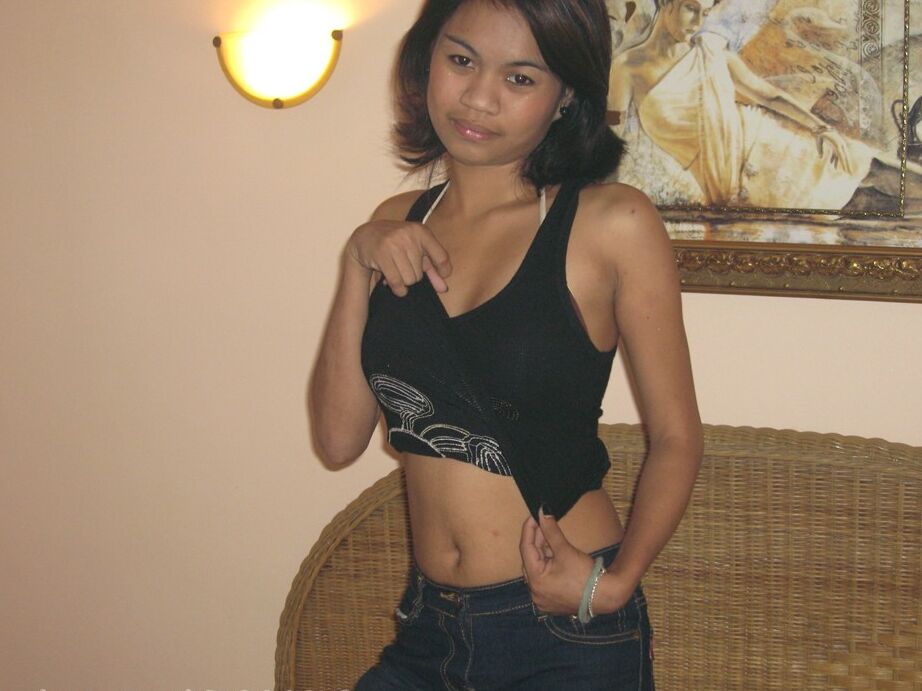 Eine 17-jährige Filipina zieht auf dem Weg zu ihren ersten Nacktposen ihre Bluejeans aus