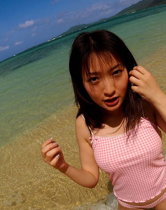 Die 16-jährige japanische Schönheit zeigt ihre tollen Titten und ihren Busch im Wald und am Strand