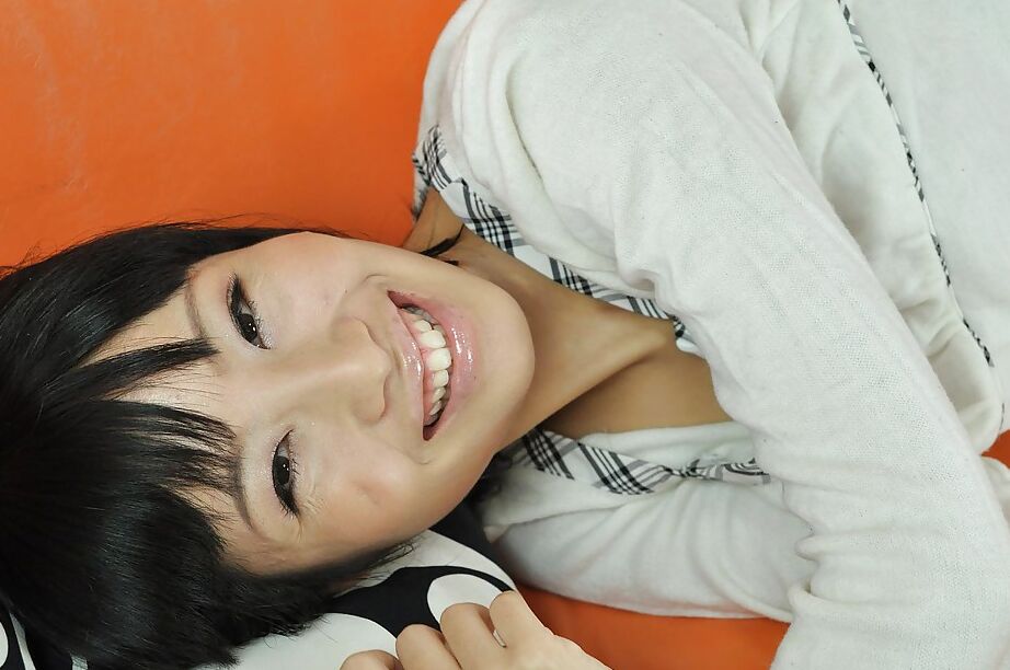 16P MILF asiática sonriente se quita las bragas y disfruta jugando con juguetes sexuales
