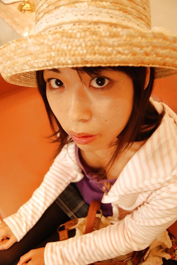 La asiática 16P Hikaru Sugawara se desnuda y juega con sus juguetes sexuales