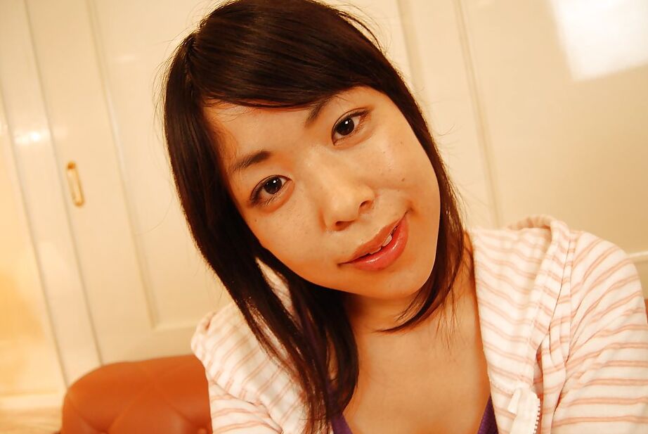 La asiática 16P Hikaru Sugawara se desnuda y juega con sus juguetes sexuales