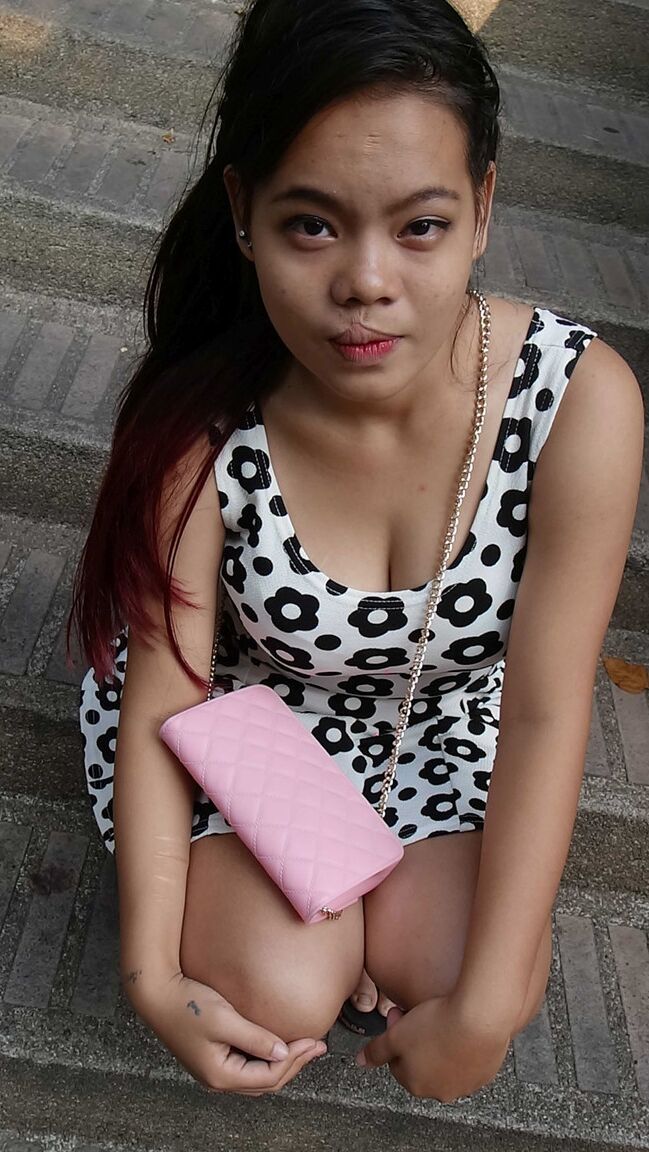 21P Une asiatique coquine aux gros seins enlève sa robe et montre sa chatte poilue