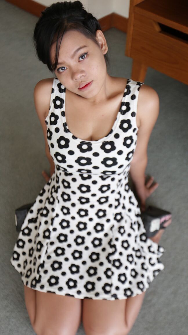 21P Une asiatique coquine aux gros seins enlève sa robe et montre sa chatte poilue