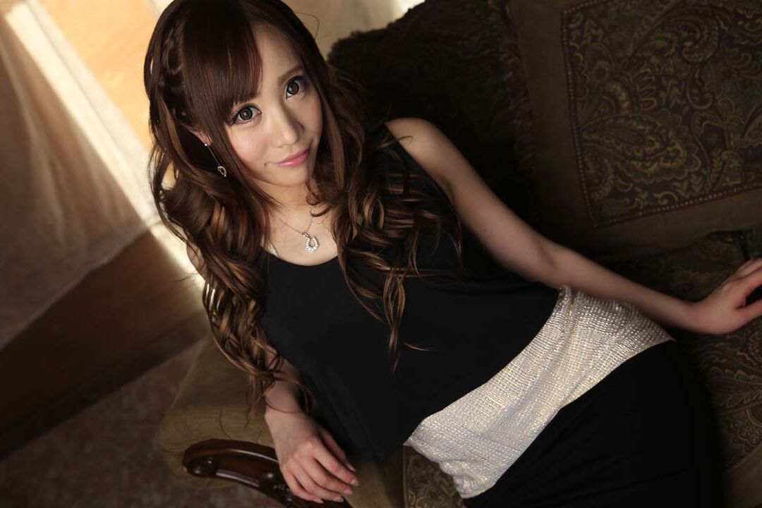 20P 大きな目の日本人少女真白愛梨が二人の男とおもちゃに突っ込まれる
