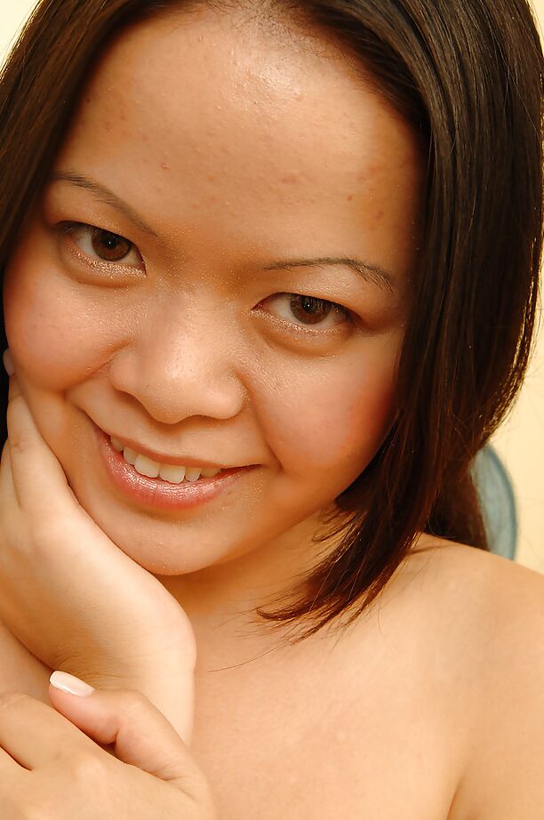 Angela, spinner asiatique 16P, exhibe ses pieds nus et sa chatte écartée.