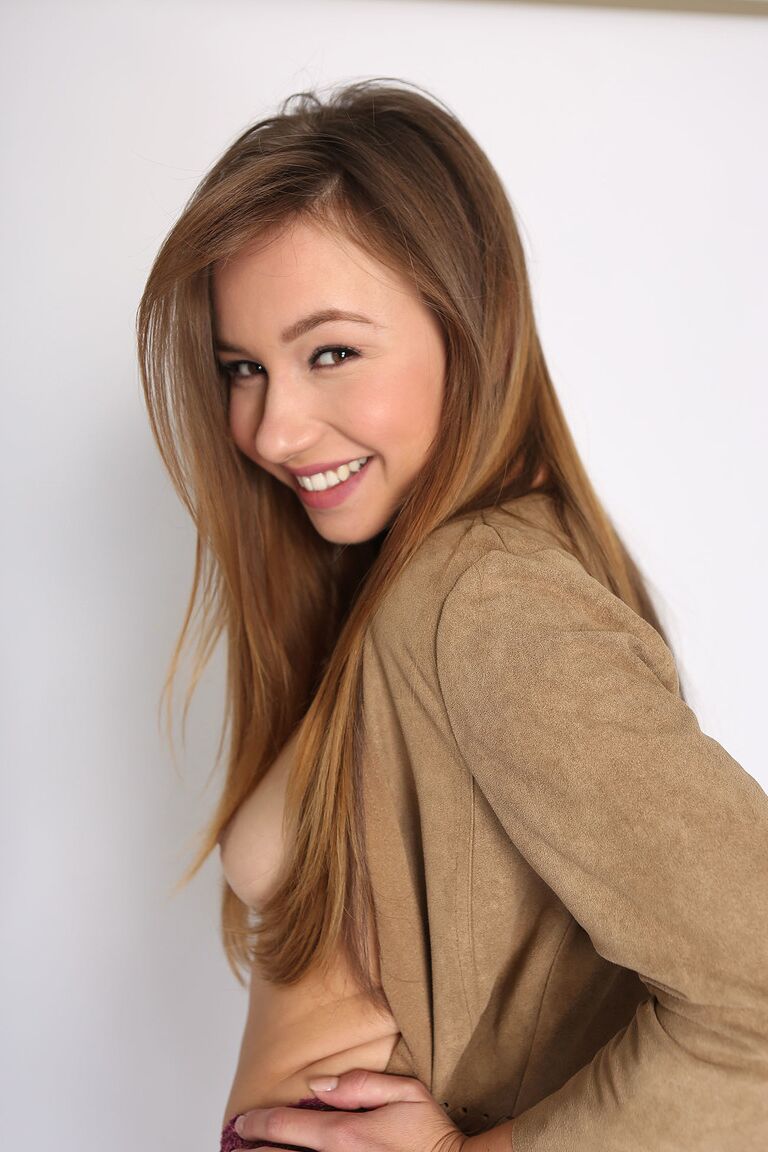 16P A adorável adolescente Taylor Sands mostra os peitos e enfia um pau na bunda