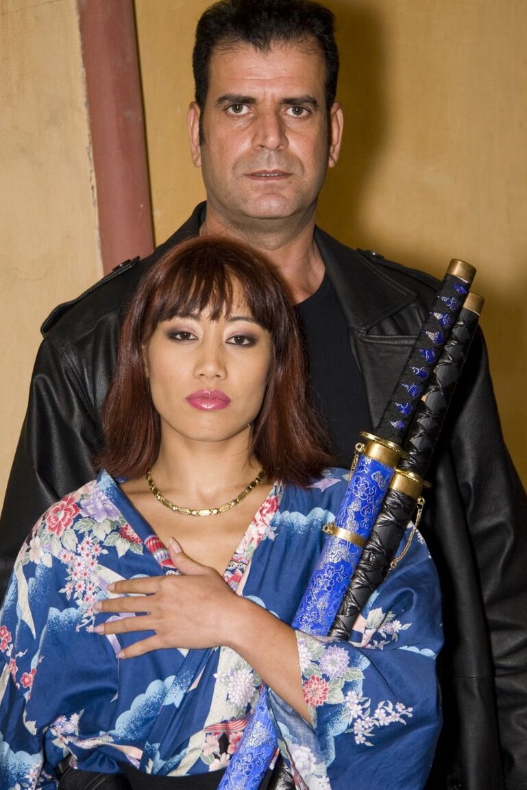 21P La sensual esposa asiática Betty Wong se deja caer el kimono y se rellena el coño apretado