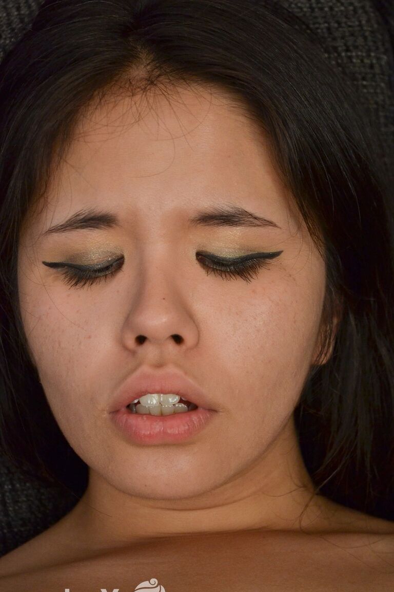 17P Morena asiática en lencería sexy Hermine Haller muestra su trasero y juega con su chocho