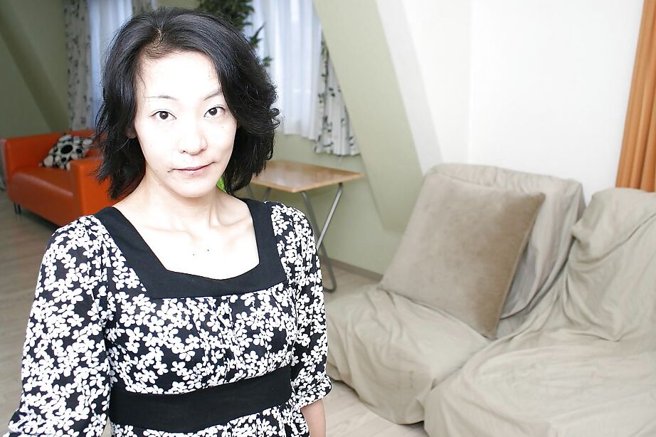 16P Safado asiático MILF Aya Sakuma tirando a roupa e expondo seus buracos