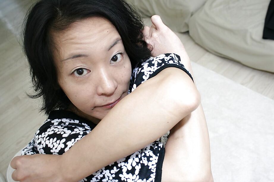 16P Safado asiático MILF Aya Sakuma tirando a roupa e expondo seus buracos