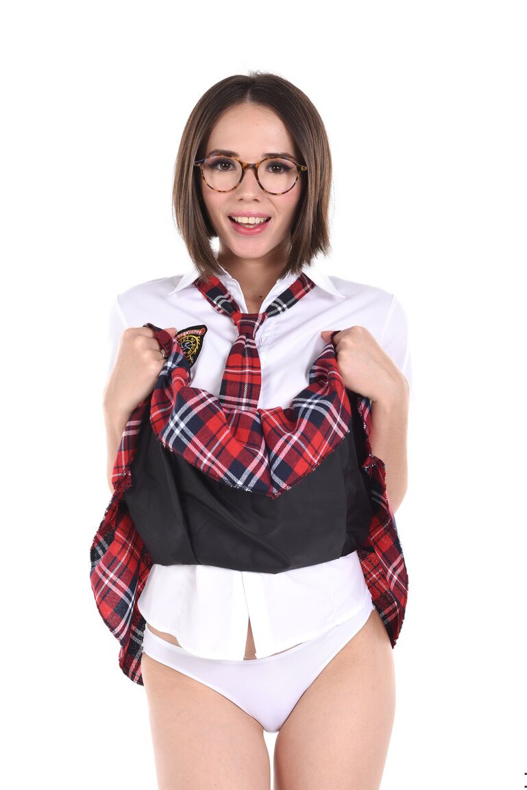 15P Schoolgirl Eve Sweet enfia um plug anal de aço inoxidável no cu