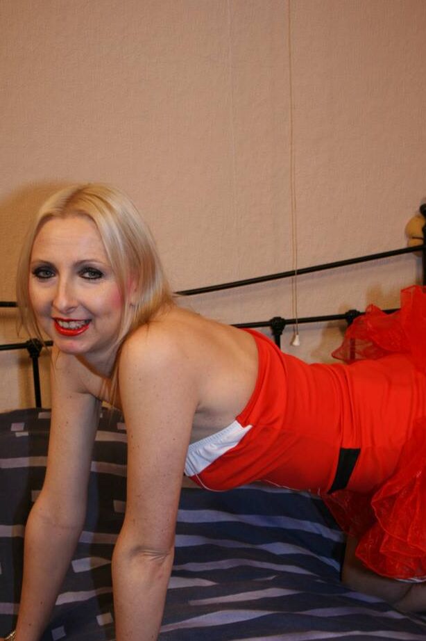 20P A loira amadora Tracey Lain desliza a calcinha de algodão para o lado antes do sexo anal na cama