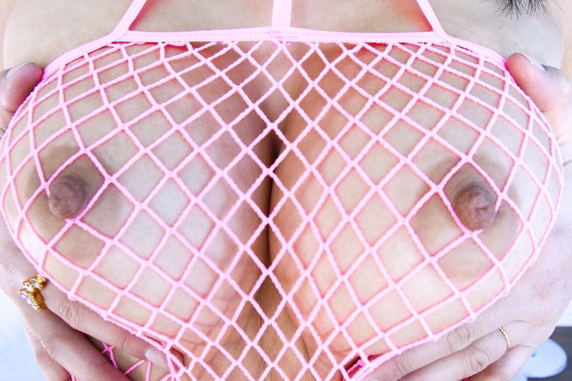 15P A adolescente de cabelos escuros Kendra Spade abre os lábios de sua vulva depois de remover o traje de malha