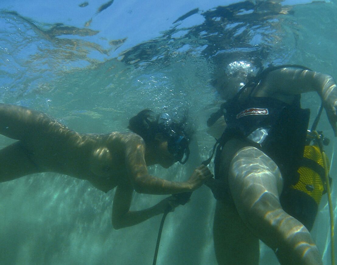 16P Asian scuba diver gives a BJ underwater before fucking beside pool