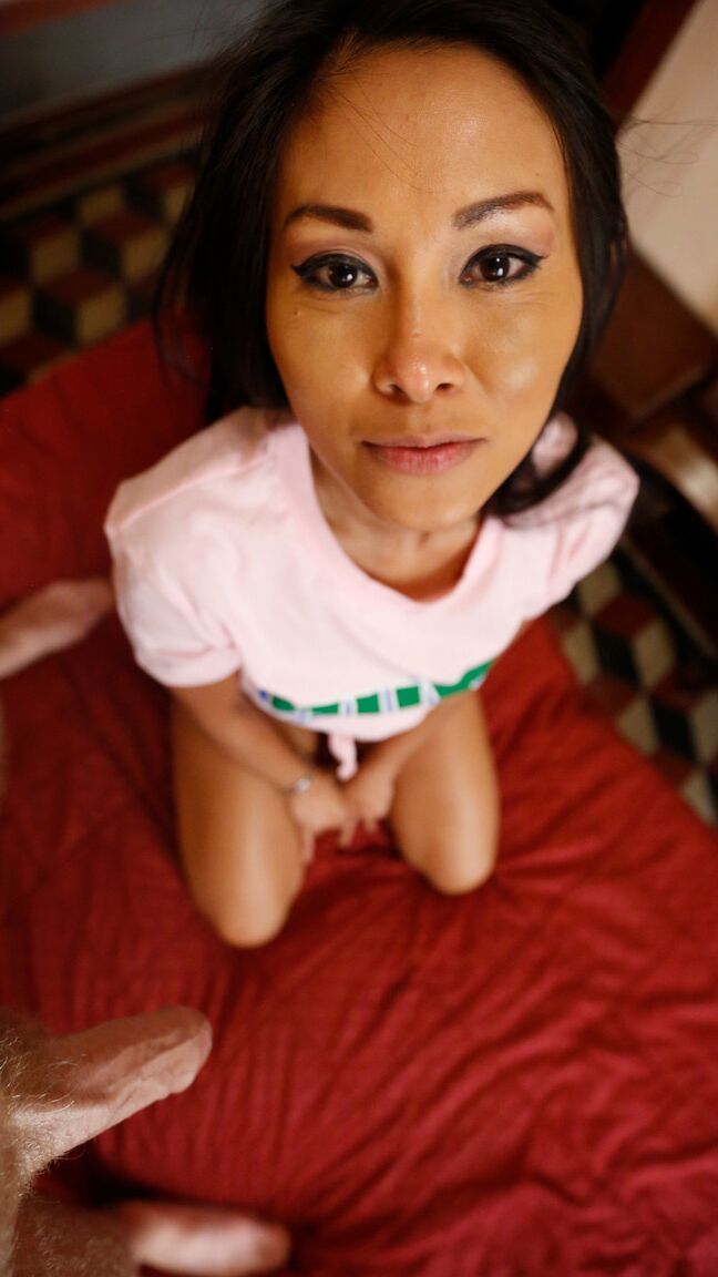 15P ジューシーなお尻を持つアジア人初めてのタイマーがベッドでハードコアハメ撮りセックスに参加