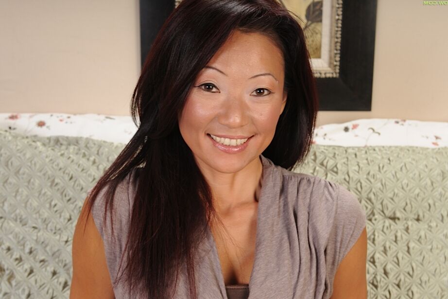 Natsuko Kurosawa, mature asiatique 16P, pose et se doigte le trou du cul.