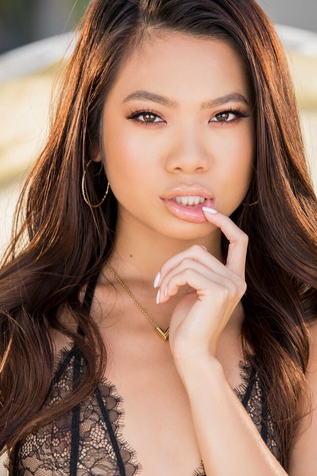 Vina Sky, spinner asiatique de 15P, se livre au sexe hardcore avec une énorme bite blanche.