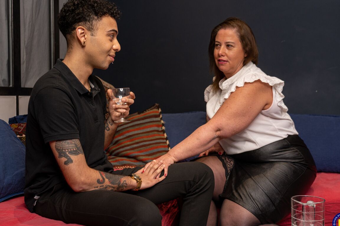 11P Curvy Jeny White adora sexo anal com o amigo do filho