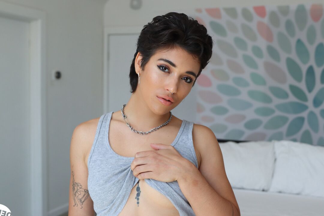 16P La brune Brooklyn Grey porte les cheveux courts pendant une relation sexuelle cul-bouche.