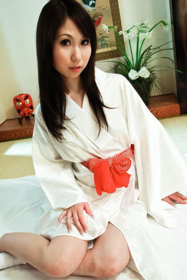 15P Karen é uma linda gata japonesa que adora acariciar seus peitos grandes