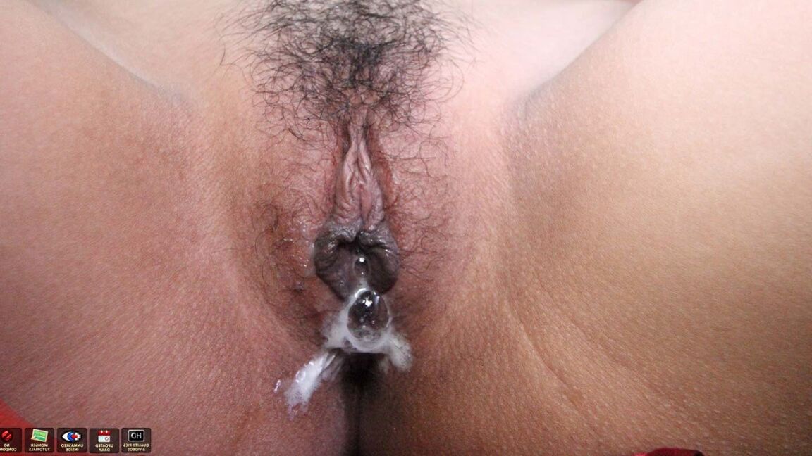 15P A linda garota asiática Mildred ostenta um creampie depois de se despir para sexo POV