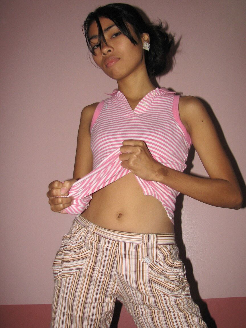 12P Garota asiática magra mostra sua buceta apertada de 18 anos depois de se despir