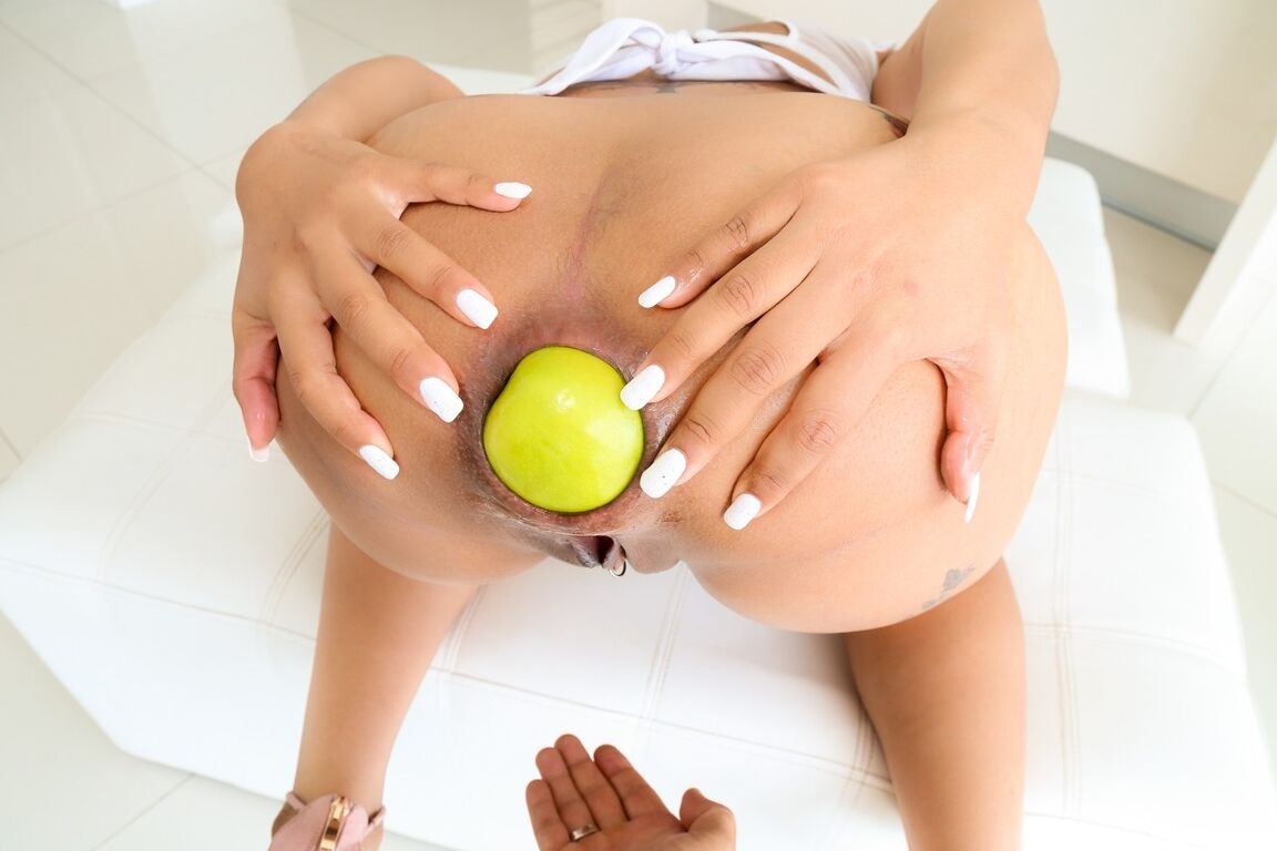 15P Jureka Del Mar, une asiatique tatouée, met des fruits dans son trou du cul avant le sexe anal