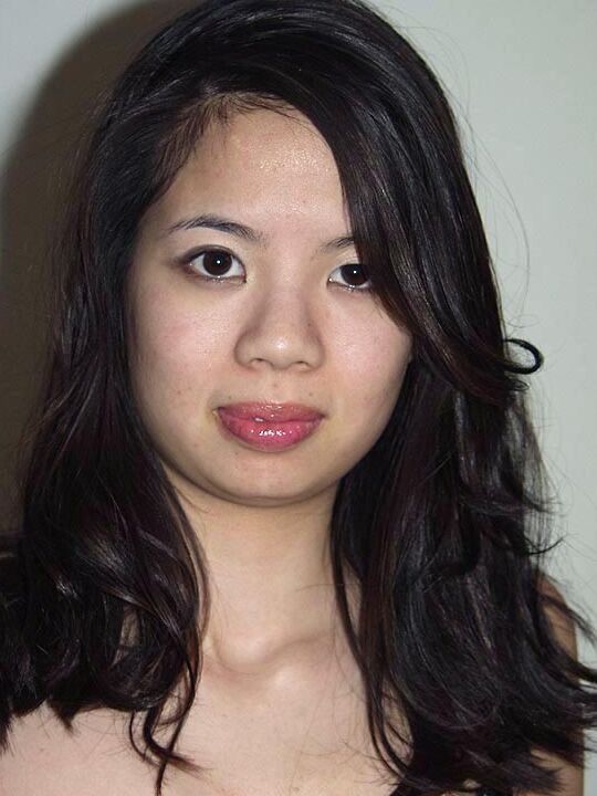 16P La debutante asiática Lolita muestra su coño natural después de desnudarse