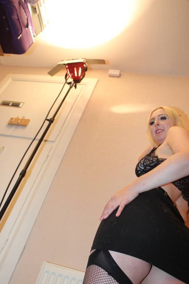 16P Loira amadora do Reino Unido Tracey Lain fica por cima durante o sexo POV em uma cama