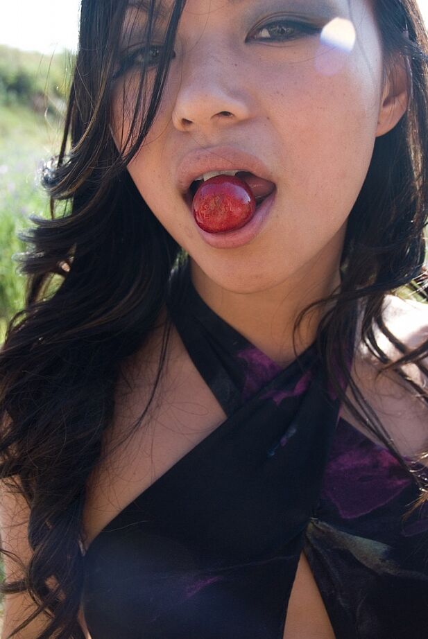 15P La seductora estrella porno asiática Lady Mai rellena su ano antes de probar semen