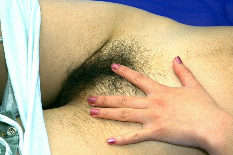 16P asiatische Debütantin Ivy zeigt ihre haarige Muschi, während sie ihre Unterwäsche auszieht