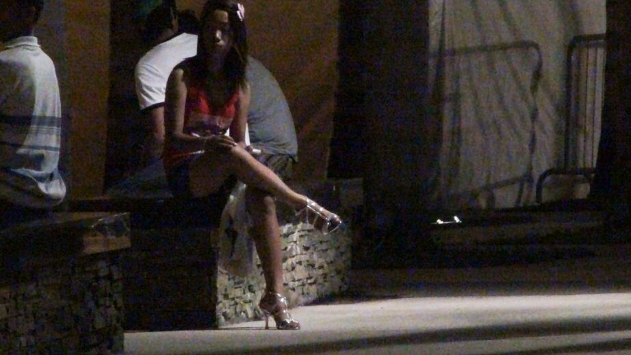 19P La morena filipina Lalaine hace una mamada y un beso negro y luego recibe una follada