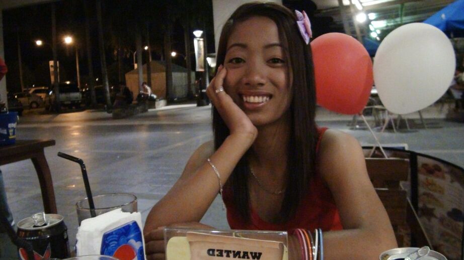 19P La morena filipina Lalaine hace una mamada y un beso negro y luego recibe una follada