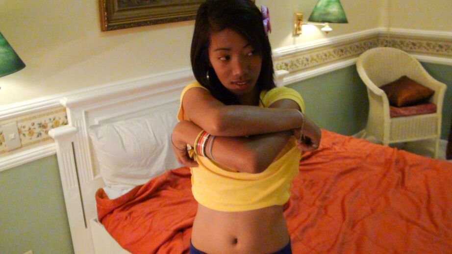 19P La morena filipina Lalaine hace una mamada y un beso negro y luego recibe una follada
