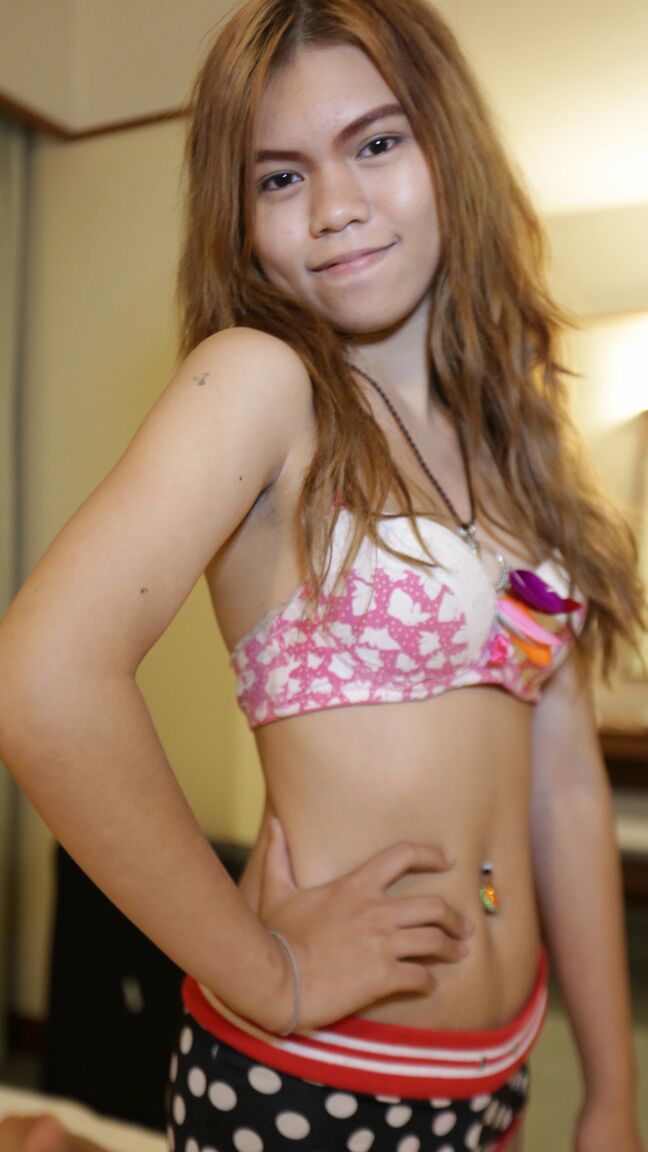 21P A linda gata tailandesa Fresh Muay exibe seu corpo pequeno fazendo um strip-tease