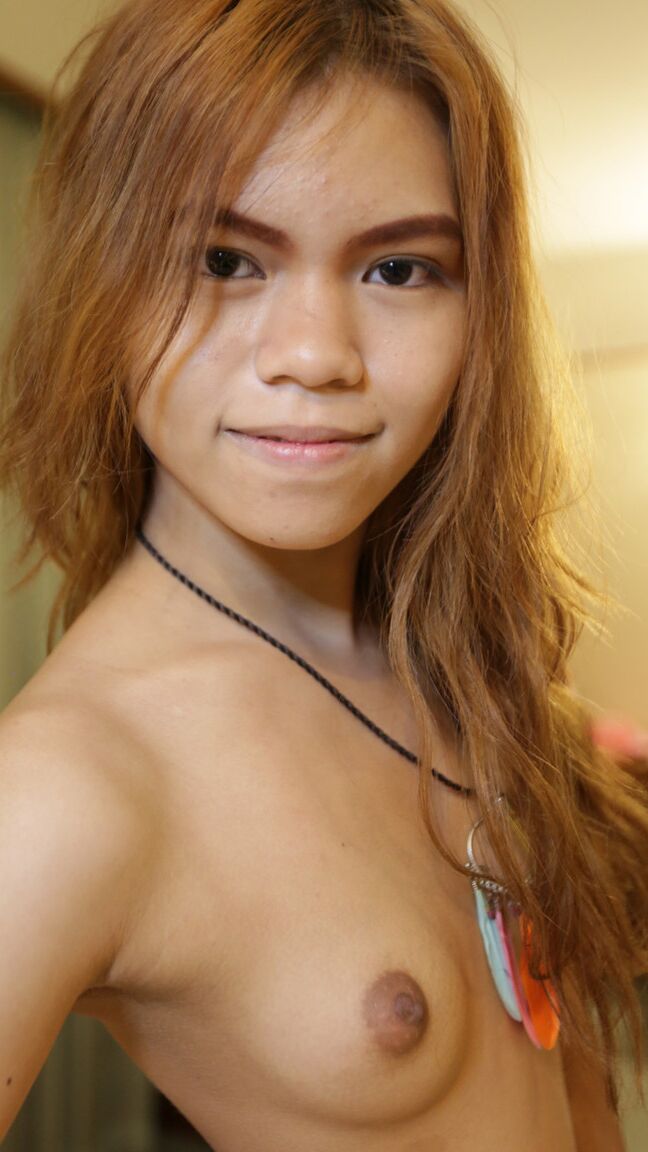 21P A linda gata tailandesa Fresh Muay exibe seu corpo pequeno fazendo um strip-tease