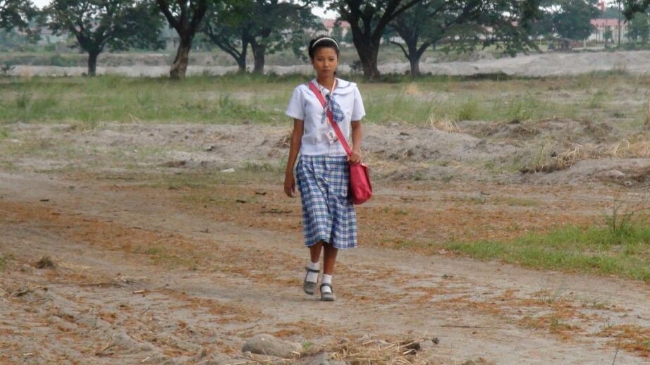 17P A estudante filipina fumante Sally abre seu uniforme para revelar seios adolescentes doces