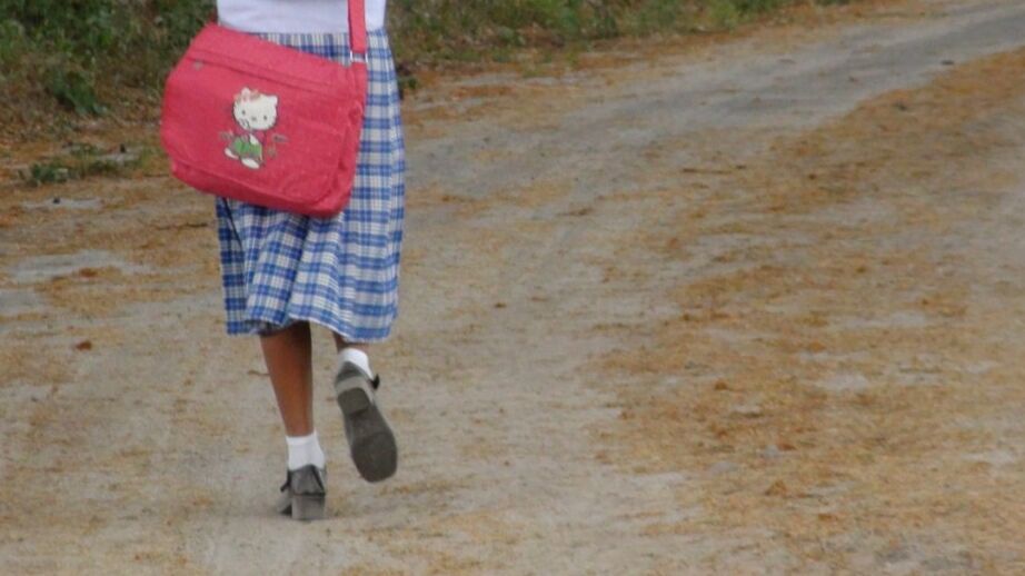 17P A estudante filipina fumante Sally abre seu uniforme para revelar seios adolescentes doces